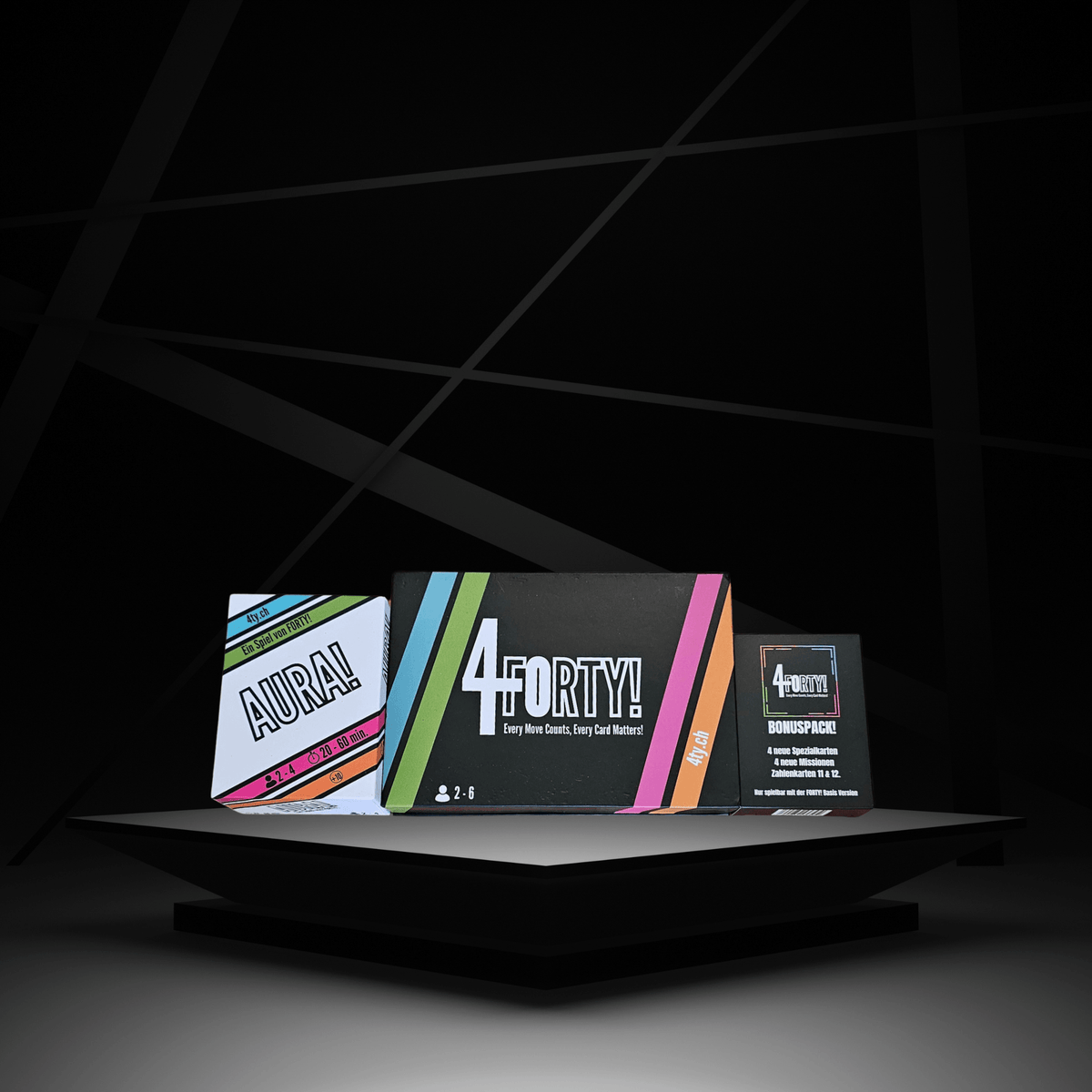 Ultimatives Bundle mit den Kartenspielen FORTY!, BONUSPACK! und AURA! auf einem Präsentationspodest.