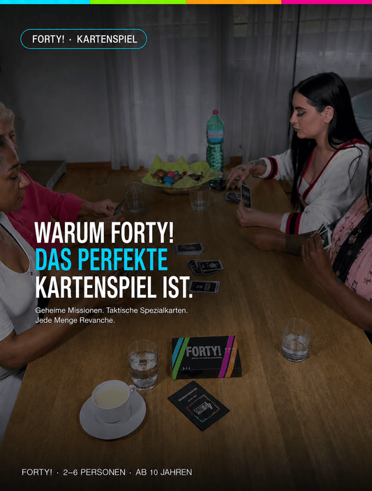 Warum FORTY! das perfekte Kartenspiel ist: Vier Personen spielen gemeinsam eine Runde FORTY! am Tisch.