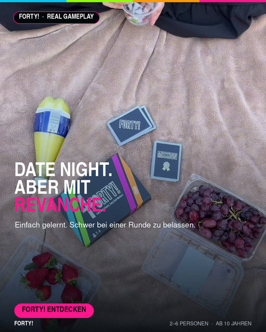 Zwei Personen spielen Kartenspiel FORTY! – Date Night Idee für Paare
